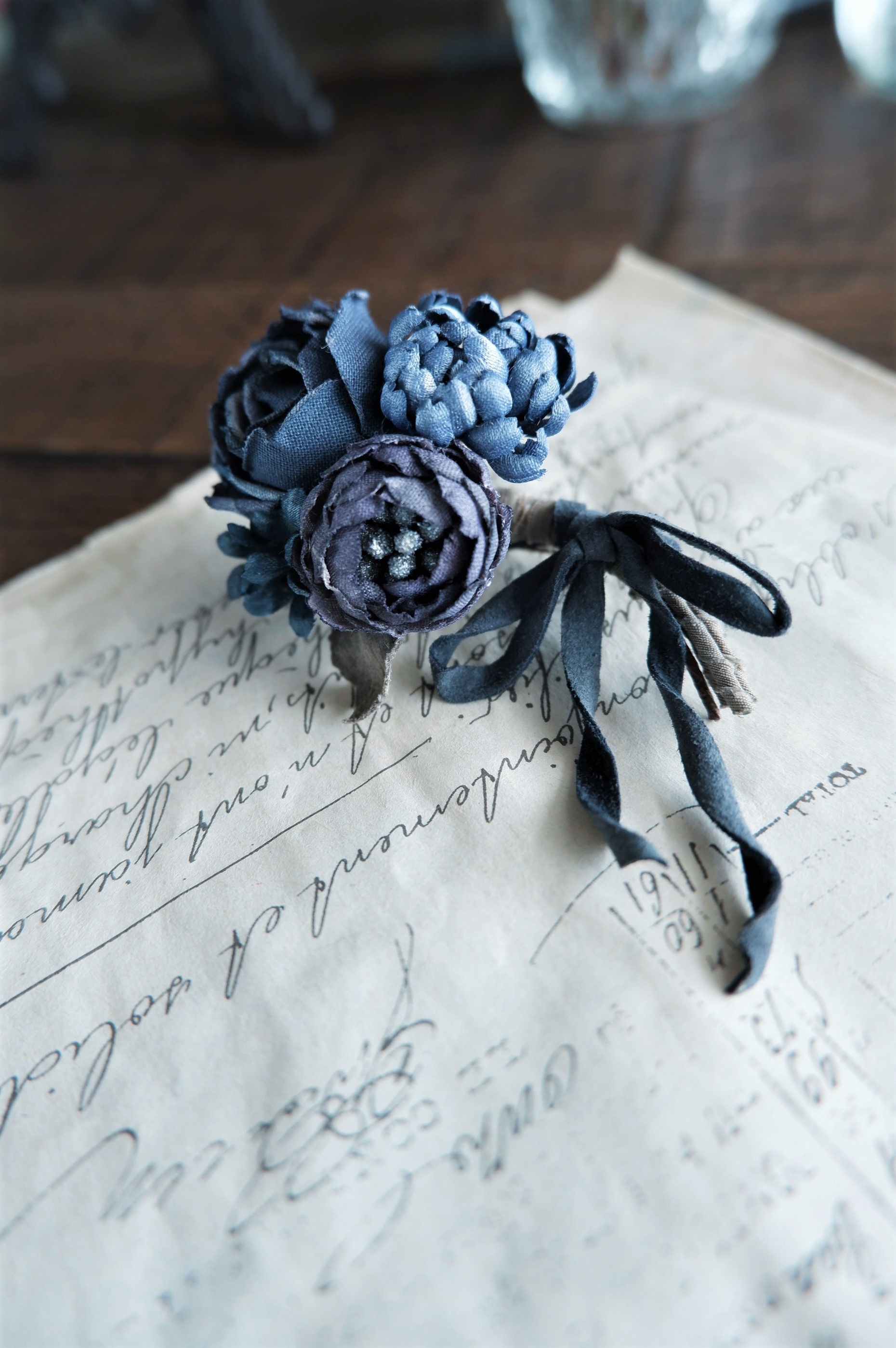 手染めローズのミニブーケ ブローチ インディゴローズ