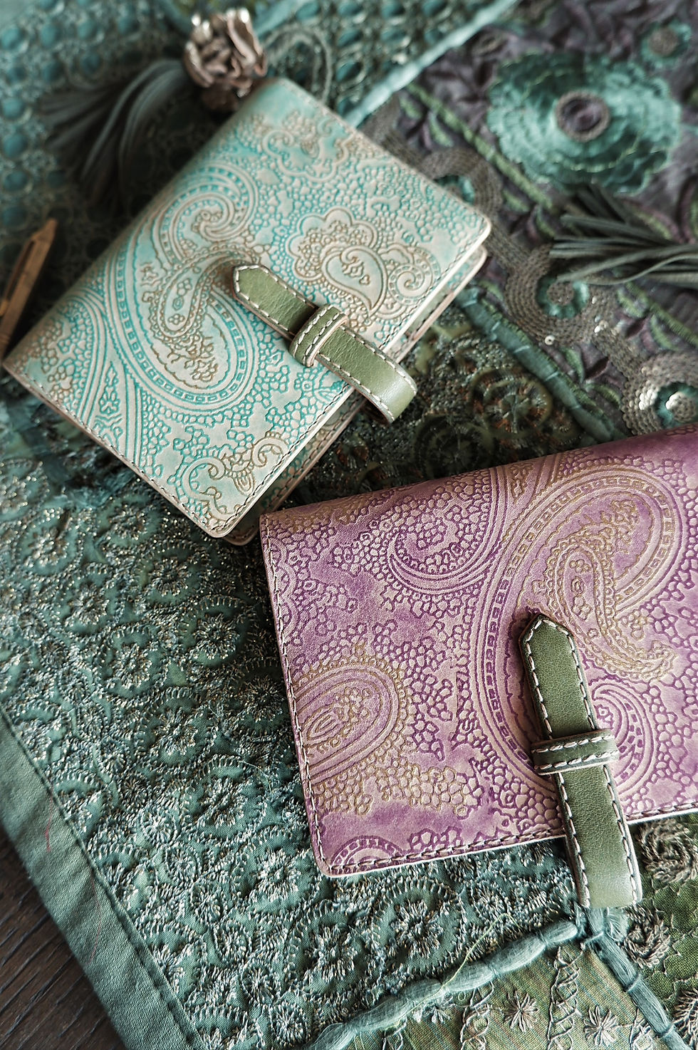 サムネイル： ペイズリーの手帳　ピンク　ハンドメイド　ヌメ革