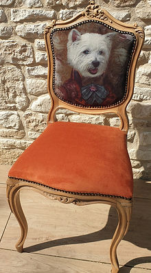 Chaise orange dessin chien