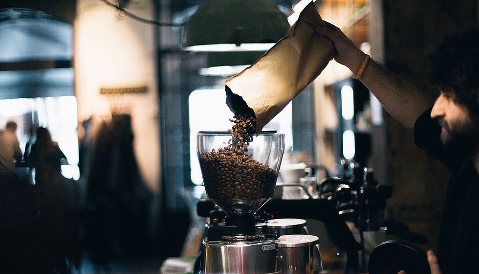 Hombre llenar granos de café