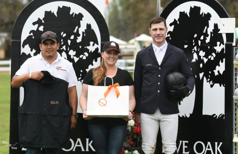 CHUY ESCALERA AND PETER LUTZ ACCEPT THE EQUIS BOUTIQUE BEST PRESENTED HORSE AWARD FOR ROBIN DE PONTHUAL