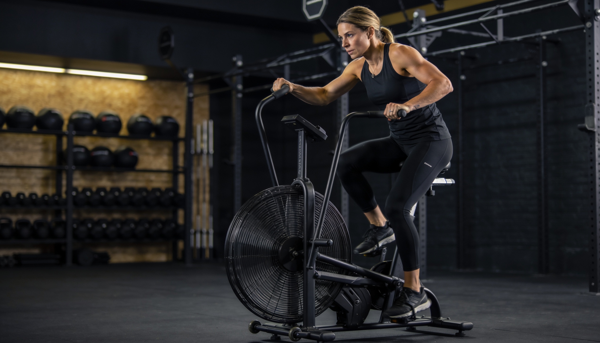Fuehrungskraft beim HIIT-Intervalltraining auf dem Airbike im Private Gym Adliswil