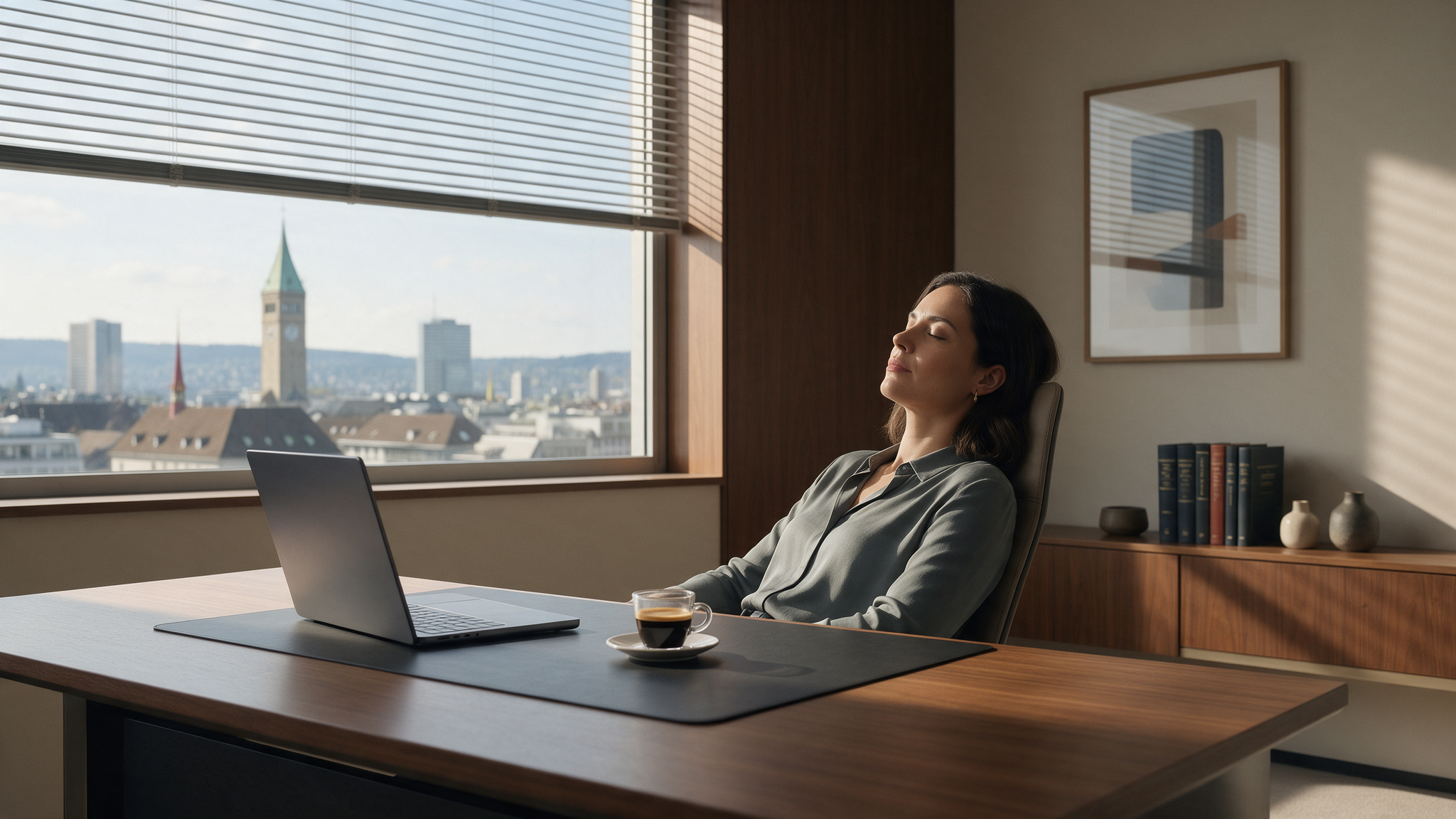 Führungskraft macht Mittagsschlaf im Büro, Power Nap für Unternehmer in Zürich und Adliswil