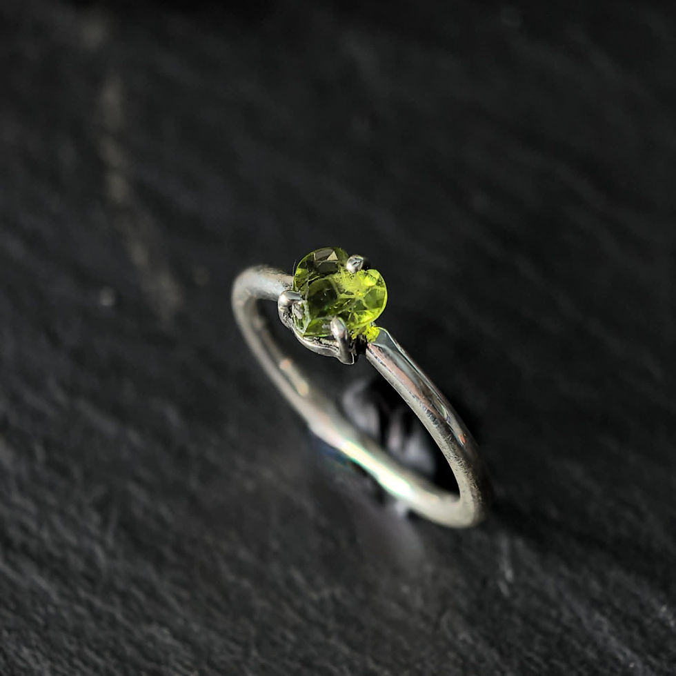 Bague argent, Péridot, pierre coeur, bijoux en atgent, création artisanal, EMI Bijoux et Créations