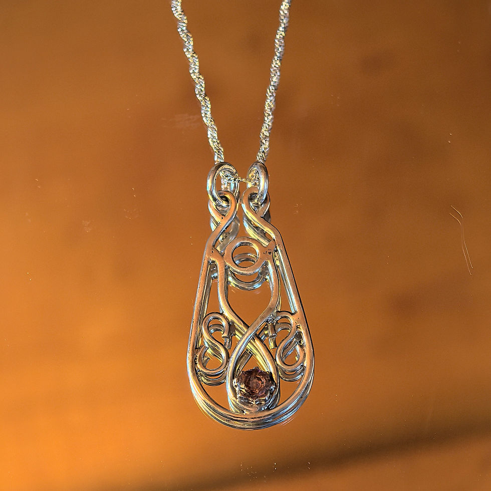 Collier argent, Edwina