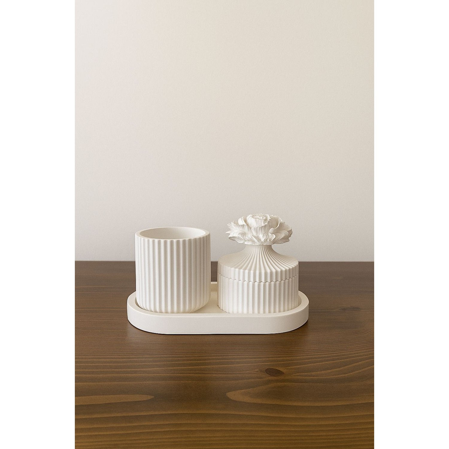 Dekoratif Ikili Set – Kapaklı Çiçek Detaylı Kutu ve Kalemlik | Modern Masa Üstü