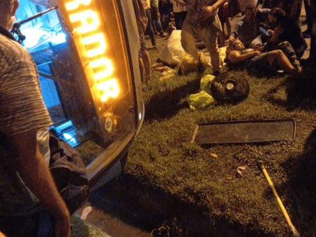 [VÍDEO] Passageira morre após carro invadir faixa exclusiva e colidir com ônibus BRT