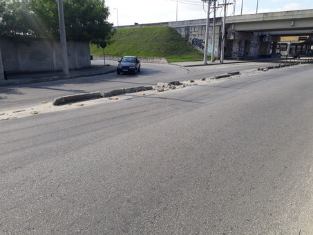Parece replay: blocos de concreto na saída da Transolímpica em Sulacap são novamente vandalizados