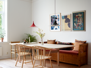 Spisestue i skandinavisk design med kunst på bakveggen