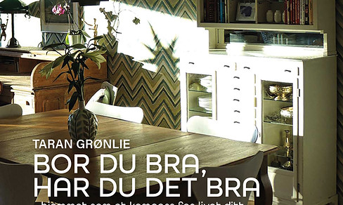 bokomsalg, Bor-du-bra-har-du-det-bra. spisestue i solen, med grønn garfisk tapet og intage medisinskap