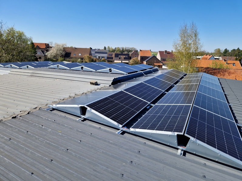 Zonnepanelen in een industriële installatie