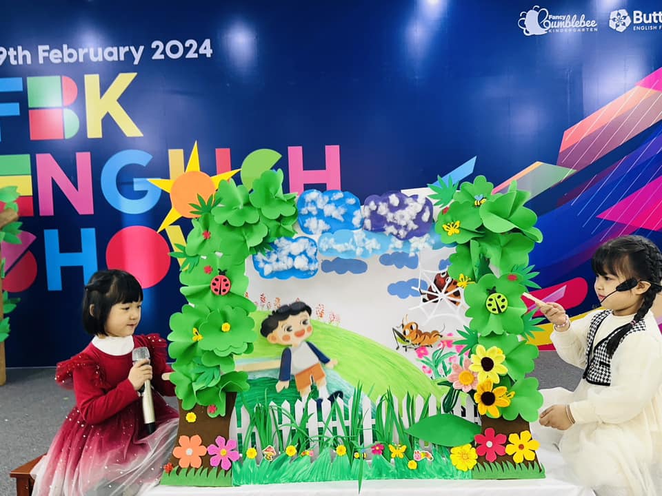 Các bé FBK biểu diễn trong chương trình FBK English Show