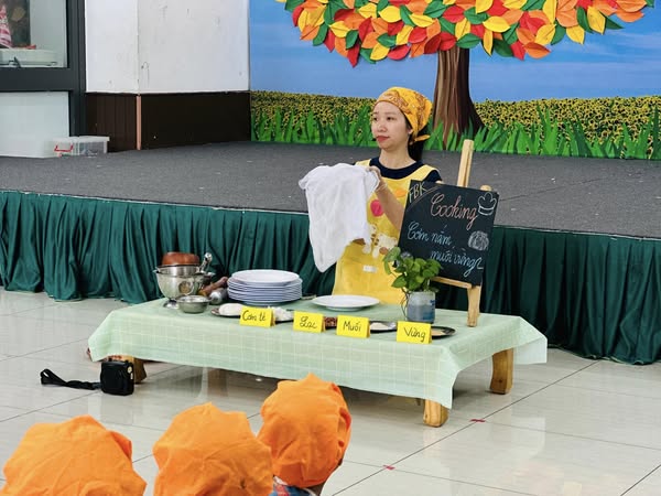 Bé FBK nắn từng nắm cơm trắng dẻo trong buổi học Cooking