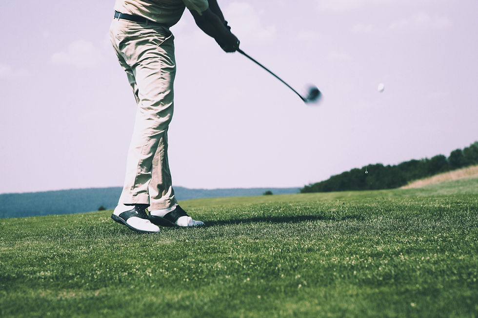 Mentaltraining im Golf – Golfer reflektiert nach dem Schlag mit Coachingbuch