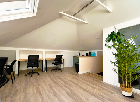 Espacio de coworking en Homeoffice Madeira con amplios escritorios, sillas ergonómicas y luz natural para nómadas digitales