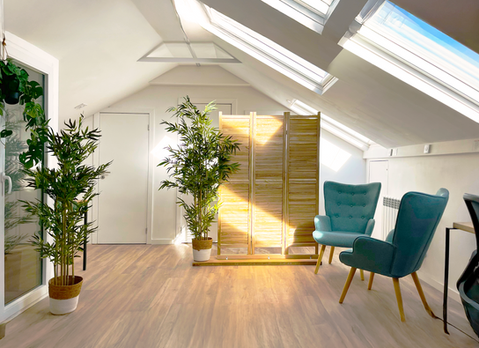 Mesas de coworking compartidas en Homeoffice Madeira en un entorno luminoso y productivo