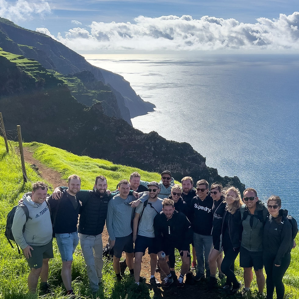 Wanderer auf einem schmalen Bergpfad entlang einer Levada in der Natur Madeiras