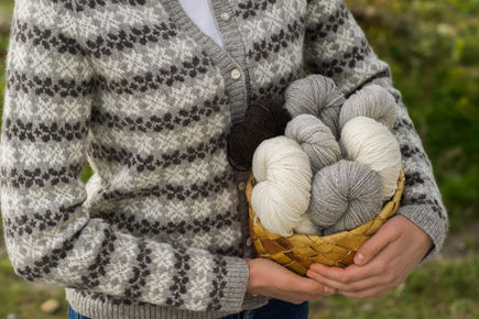 Yarns & Barns kofta Första snön stickad i Ullrika 2-trådigt i färgerna Granit, Snö & Tjära