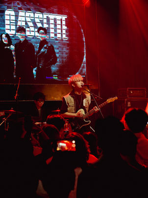 Det Nang caught major attention after Truant Fu shared the news on Instagram, revealing a seriously stacked lineup. What made it even more impressive? The event was organized by Noi, a charity foundation started by students from the British Vietnamese International School (BVIS)—yes, high schoolers. They brought together some of Vietnam’s hottest bands for a night dedicated to raising money for children in need. Seriously, that level of ambition and heart is next level.
