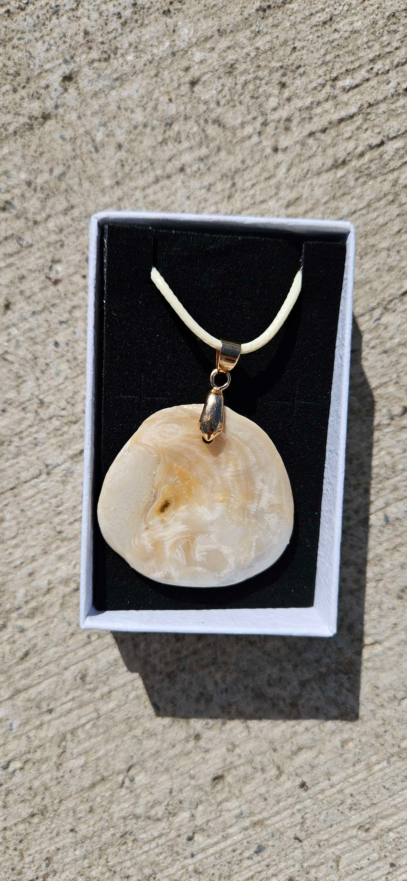 Pearly seashell necklace 