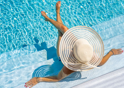 Composta da una vasca con varie profondità, una parte alta 1,50 m adatta sia al nuoto che al relax, una seconda parte, più piccola, alta 0,80 m, ideale per chi vuole rilassarsi prendendo il sole. Infine una terza parte, attrezzata con scivoli adatti anche ai più piccoli.
Nello zona adiacente alla vasca è possibile usufruire di un solarium e di un'ampia zona con ombra, dove poter rimanere con amici e famiglia.
 