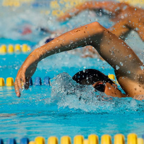 "Nuotatore impegnato in una gara di nuoto agonistico, concentrato nel migliorare la velocità e la tecnica. Il nuoto agonistico richiede disciplina, forza e perfezione nei movimenti, ed è praticato a livello competitivo per raggiungere risultati eccellenti."