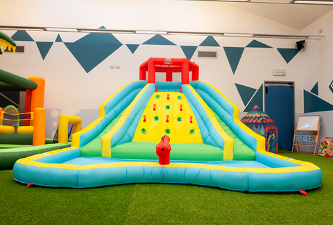 "Sala compleanni spaziosa e colorata, perfetta per celebrare il compleanno del tuo bambino di età compresa tra 1 e 6 anni. Un ambiente sicuro e divertente, con giochi e gonfiabili pensati per garantire un'esperienza unica e gioiosa per i più piccoli."