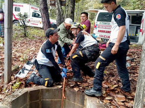 Rescatan a hombre tras caer a pozo de 70 metros