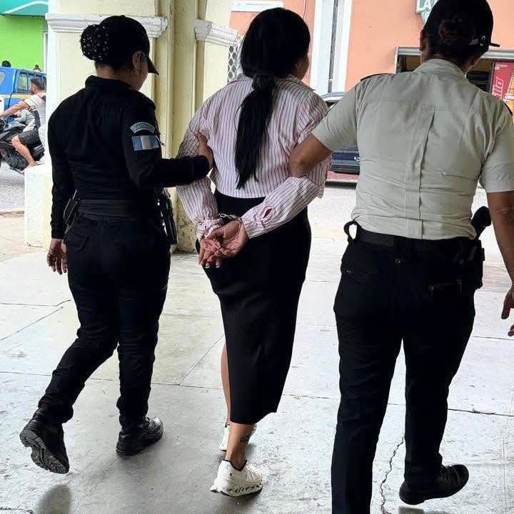 ¡Ahora también ellas! Una mujer es capturada tras realizar disparos al aire