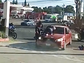 Impactante! Motorista termina sobre un auto tras fuerte choque (VIDEO)