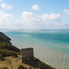 La Cabane Vauban.
"C’est certainement l’une des plus belles balades à faire dans la Manche : la randonnée à la découverte de la cabane Vauban. Au départ de Carolles, suivez le GR® 223 vers la vallée du Lude. Continuez jusqu’à la cabane Vauban pour profiter de la vue panoramique sur la grande baie du Mont Saint-Michel. Traversez ensuite la réserve ornithologique de la pointe de Carolles et sa plage de sable fin avant de repartir direction la Vallée des Peintres.
Cette boucle de 6 kilomètres est assez sportive, prévoyez de bonnes chaussures mais le spectacle est au rendez-vous.
* Crédit Photo : Captain Yvon
* Texte : Attitude Manche
