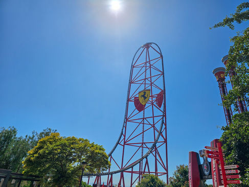 Montanha-russa Red Force no Ferrari Land, dentro do PortAventura