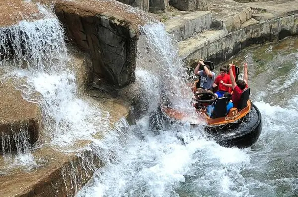 Raging Rapids no parque Kennywood nos Estados Unidos