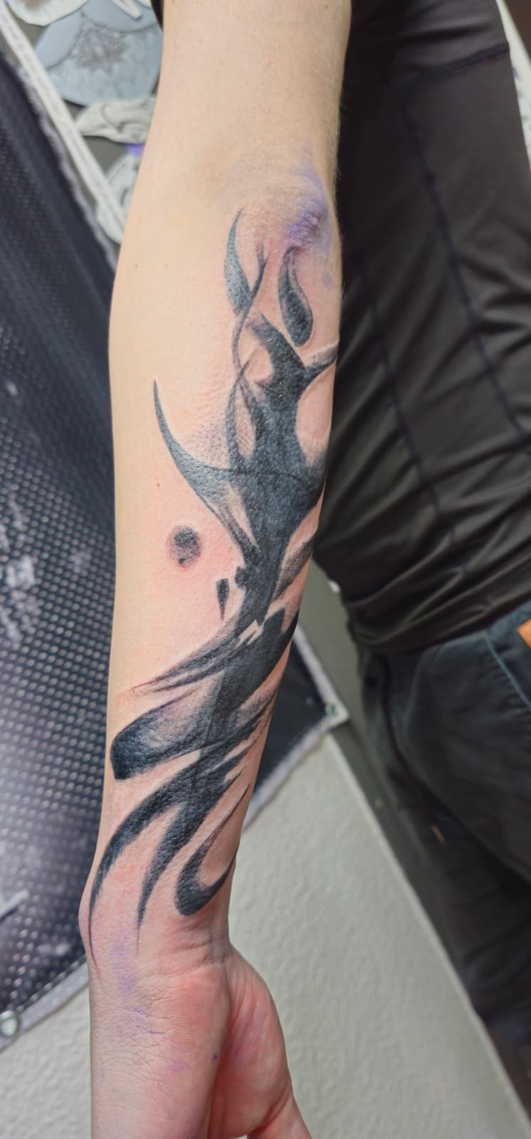 Abstraktes Fineline Tattoo am Unterarm mit geometrischen Formen.