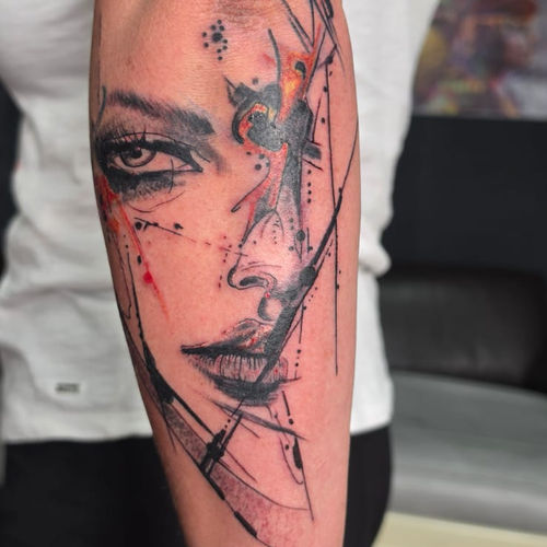 Abstraktes Tattoo am Arm