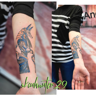 Ägyptisches Anubis Tattoo am Unterarm