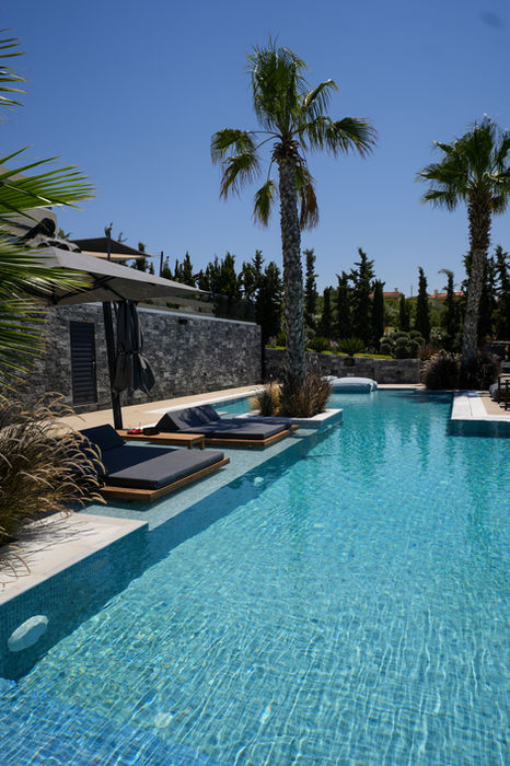 La piscina climatizada de 150 m² entre las dos villas