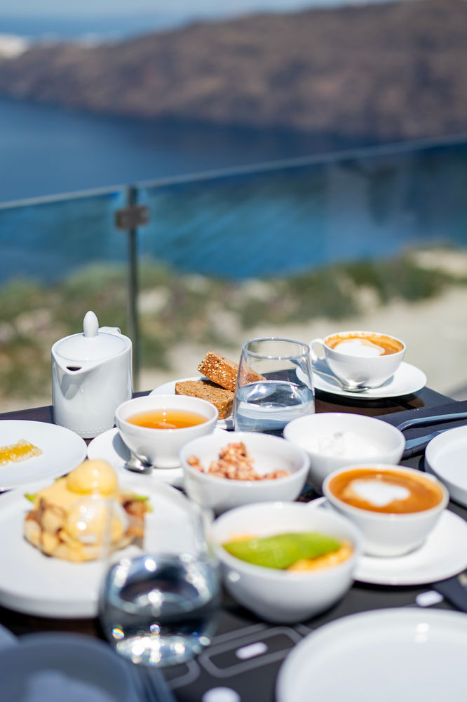 West East Suites Santorini: A Dreamy Caldera Escape Between Privacy, Views, and Unforgettable Dining