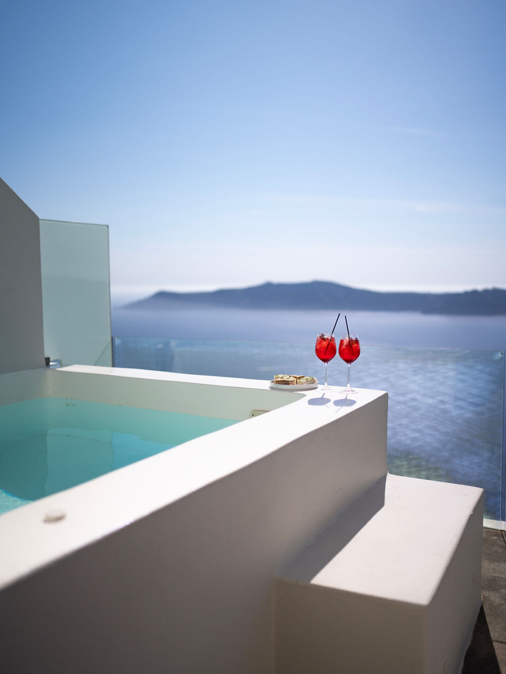 West East Suites Santorini: un sueño sobre la Caldera entre privacidad, vistas impresionantes y alta gastronomía