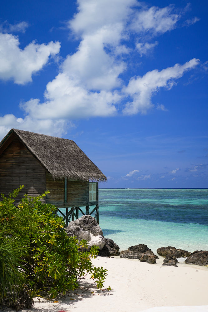 The ELE | NA treatment huts, on stilts over the lagoon
