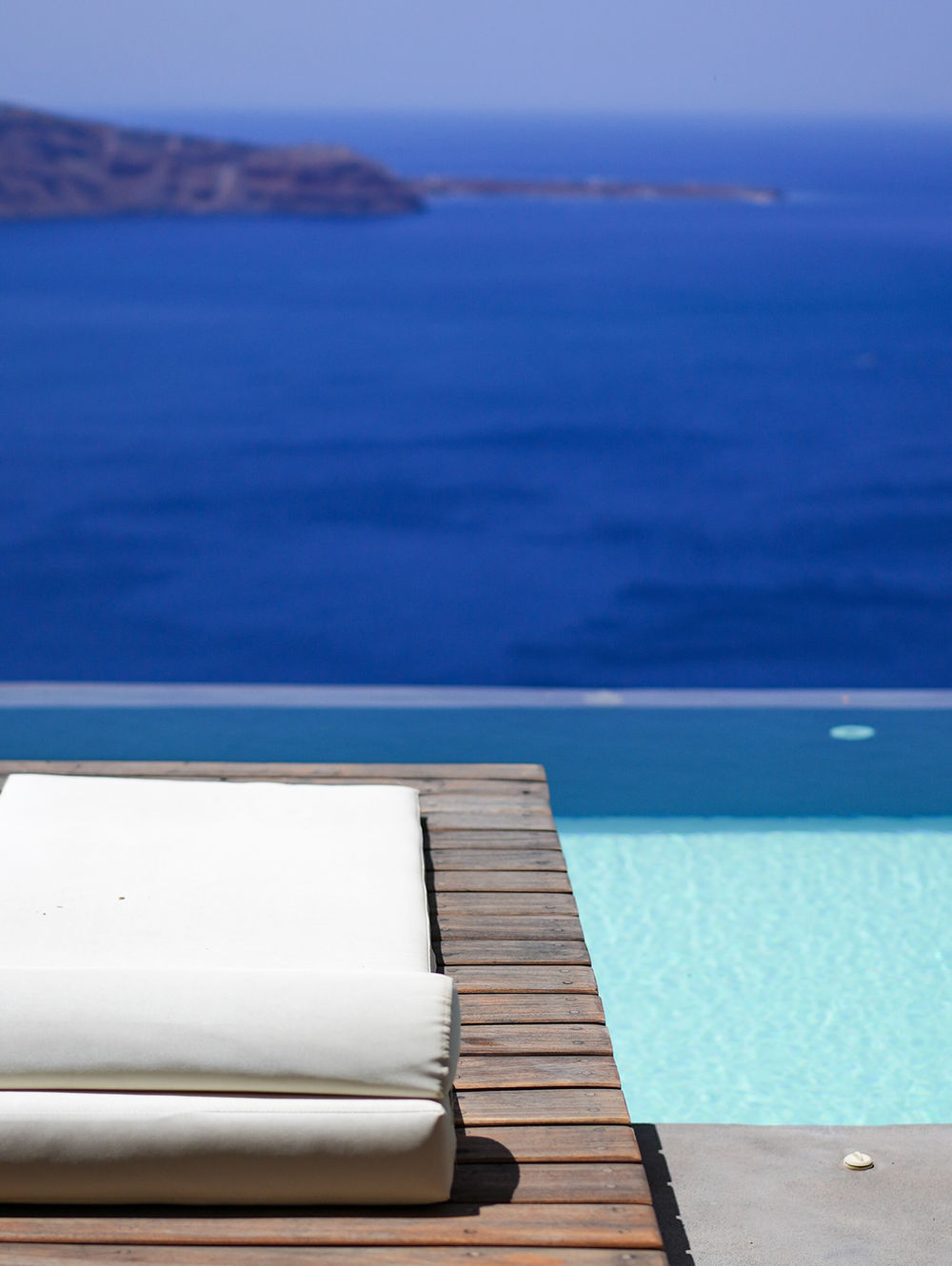 West East Suites Santorini: un sueño sobre la Caldera entre privacidad, vistas impresionantes y alta gastronomía