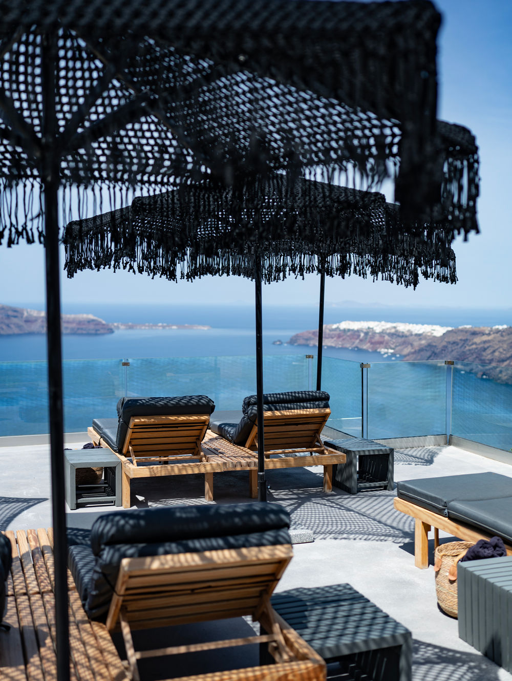 West East Suites Santorini: un sueño sobre la Caldera entre privacidad, vistas impresionantes y alta gastronomía