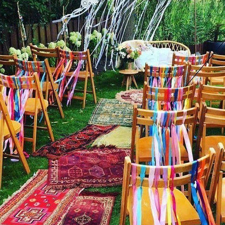 Rubans noués sur les chaises