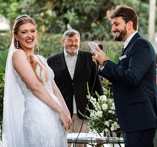 Na imagem está o noivo fazendo seus votos para a noiva