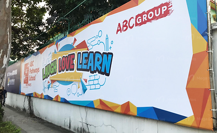 ABC Pathway School在學校外牆上的大型戶外帆布banner