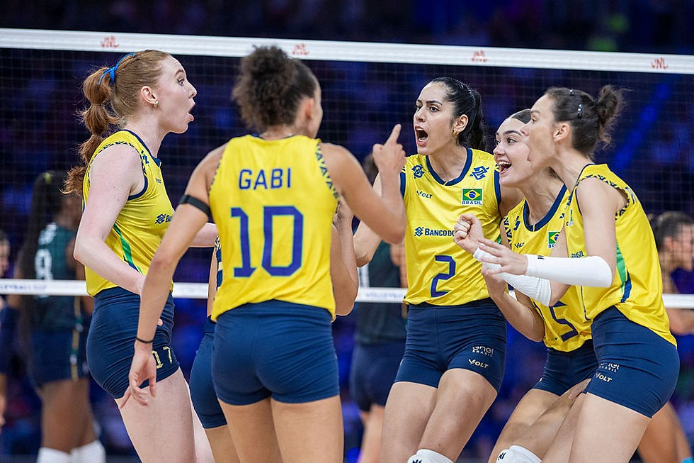 Jogadoras da seleção brasileira de vôlei feminina comemorando um ponto em quadra.