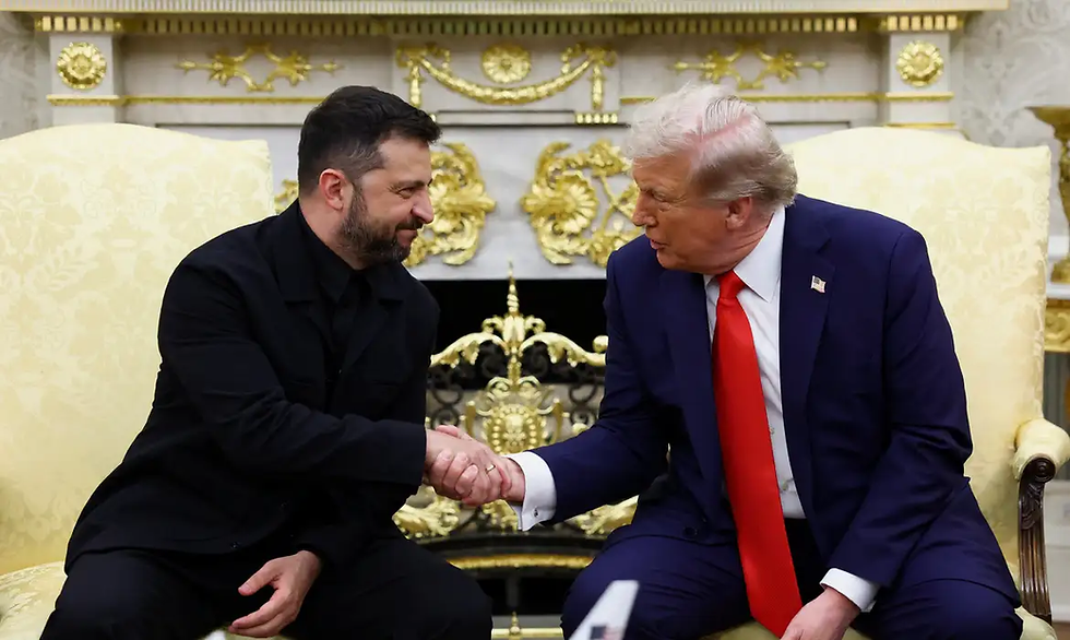 Volodymyr Zelensky e Donald Trump sentados, apertando as mãos em uma sala luxuosa.