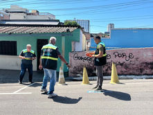 Três agentes da Ageman fiscalizam a Zona Azul em com cones e sinalização em Manaus.