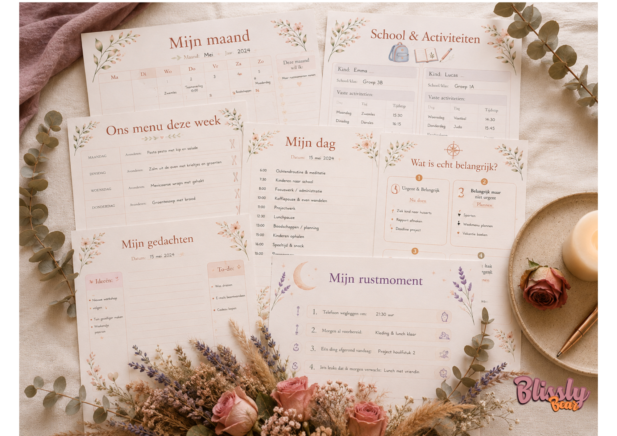 Blissly Bear Mama's Rust & Overzicht bundel met acht planners voor mama's uitgespreid op een houten tafel met koffiemok en bl