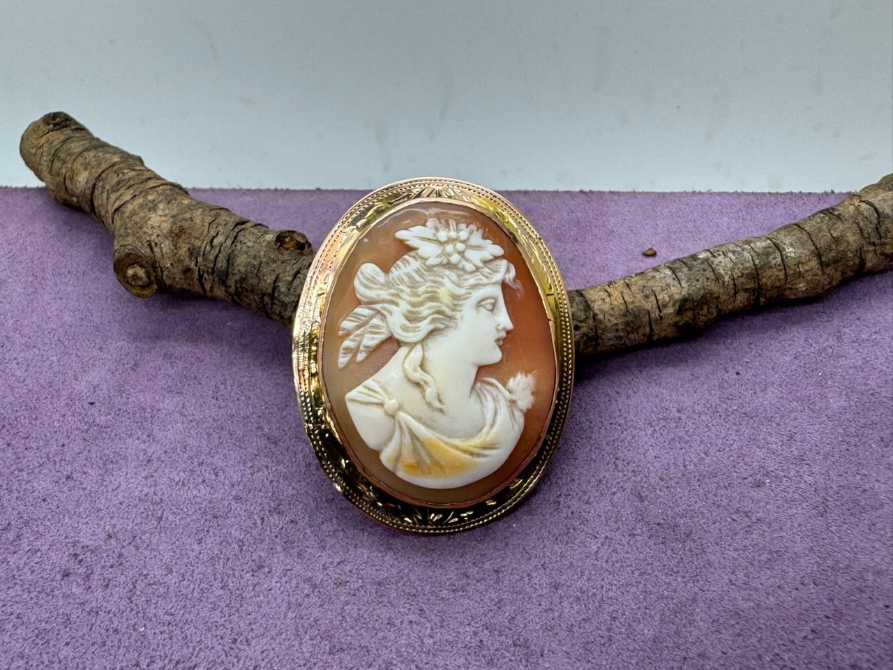 10 KYG Blush Cameo Pendant Brooch